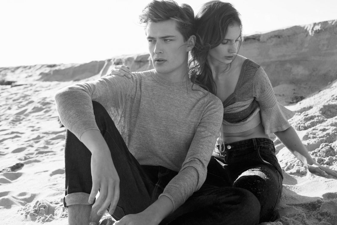 k_und_ö_tunesien_beachwear_Sujet_07_3850 RGB Er: Pullover von Boss Casual um € 139,–, Jeans von Levi’s um € 89,95. Sie: Lurextop von Self-Portrait um € 269,–, Jeans von Only um € 39,99.