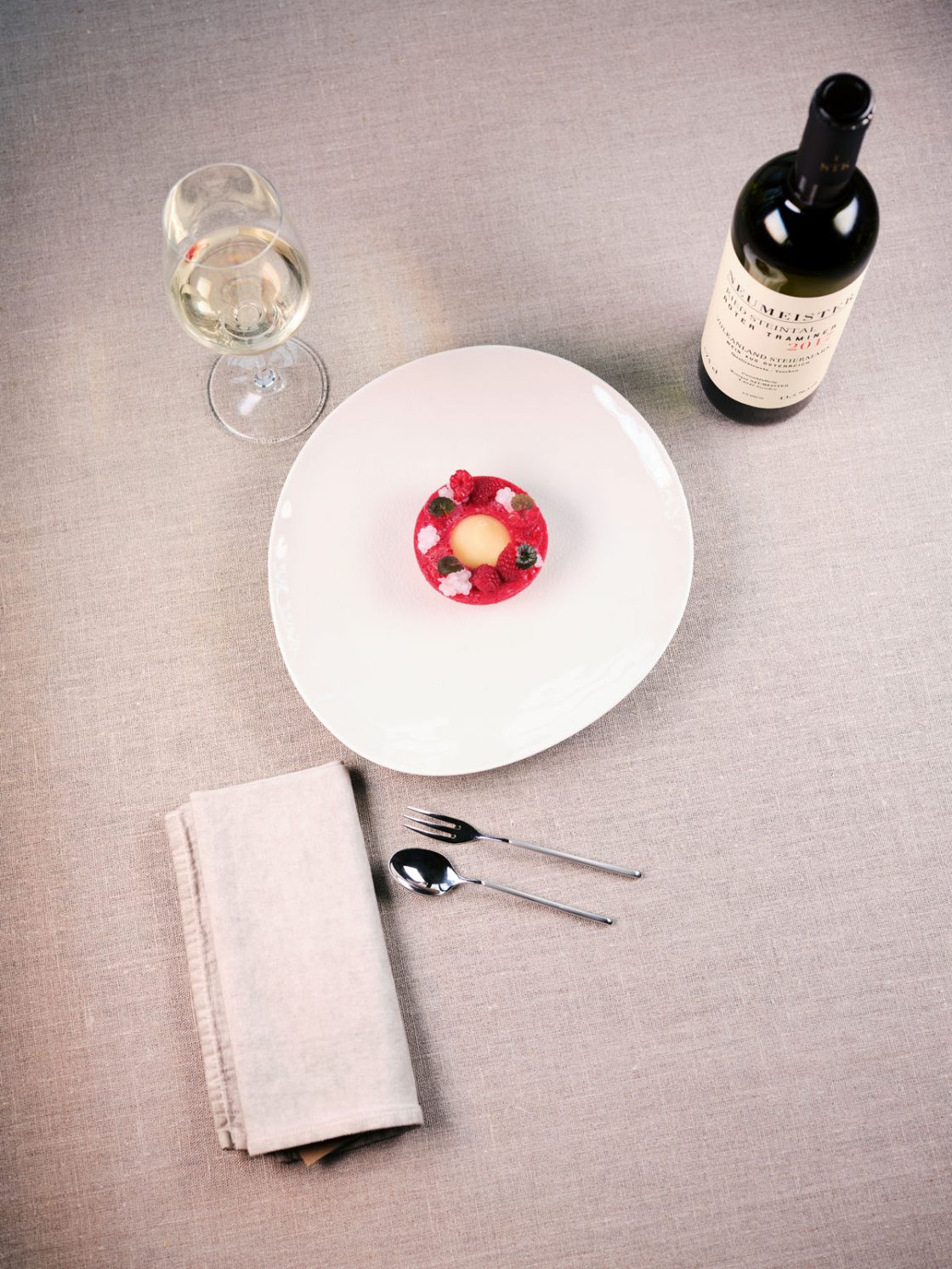 KASTNER UND ÖHLER HARALD IRKA3908 Leinen-Tischdecke von Lovely Linen um € 87,99. Leinen-Serviette von Lovely Linen um € 8,99. Viognier-/Chardonnay-Glas von Riedel um € 24,50. Besteck-Set, 30-teilig von Berndorf um € 465,–. Teller von ASA Selection um € 13,90.
