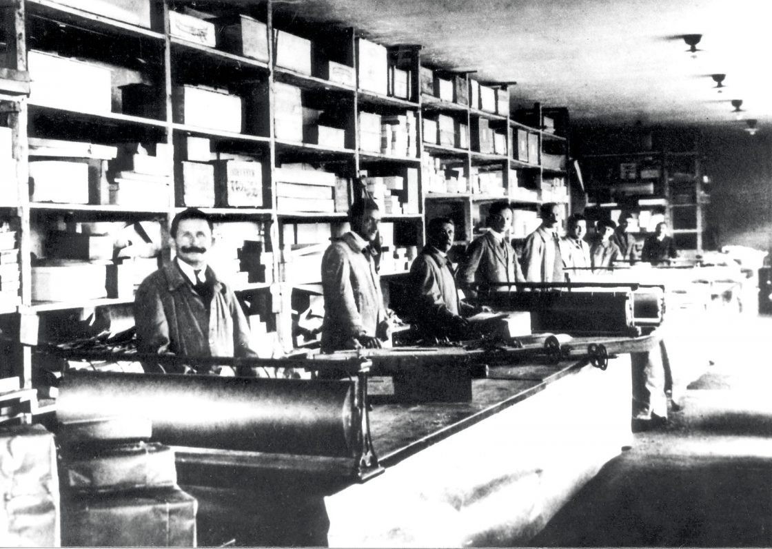 Versand_ altes Foto_1 DER POSTVERSAND 1926 AUCH MÖBEL GAB ES IM SORTIMENT. GANZE SCHLAFZIMMERAUSSTATTUNGEN WURDEN JEDOCH NICHT MIT DER POST, SONDERN MIT EIGENEN LIEFERWAGEN ZU DEN KUNDEN GEBRACHT.