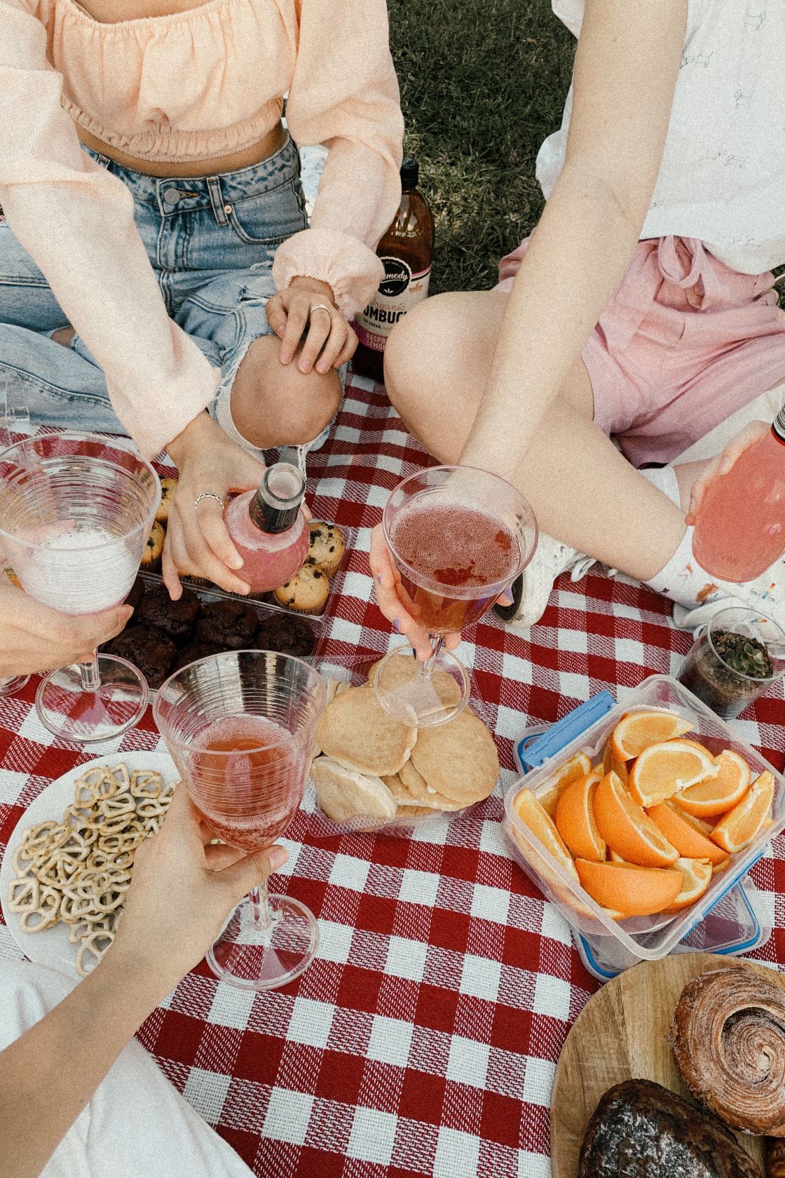 Spontanes, entspanntes Treffen mit Freunden und Freundinnen Spontanes, entspanntes Treffen mit Freunden und Freundinnen